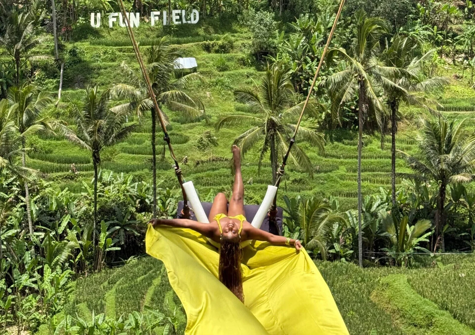 Payangan의 푸른 논 위에서 U Fun Field 스윙을 타는 여행자