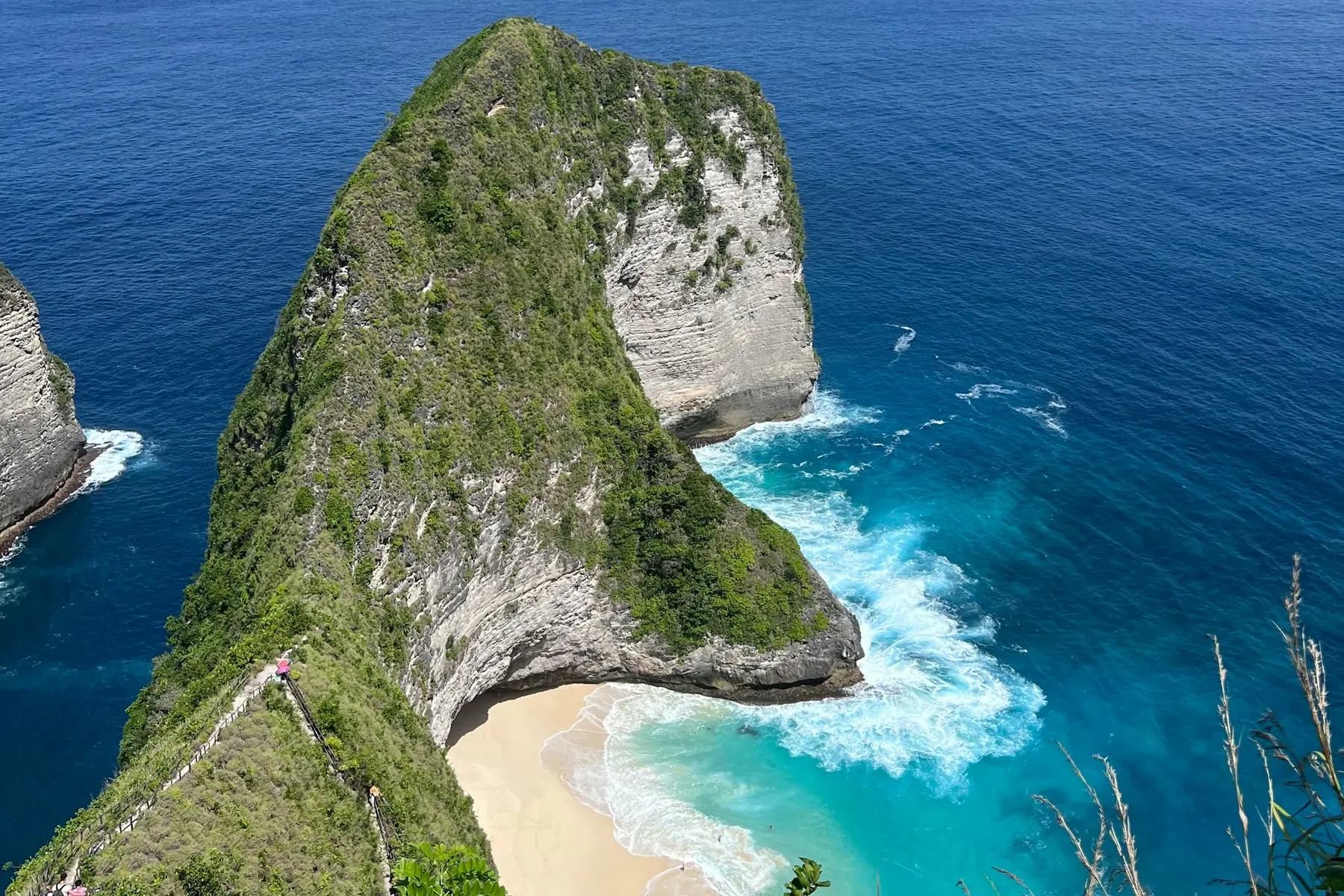 佩尼达岛西线一日游中的精灵坠崖海岸